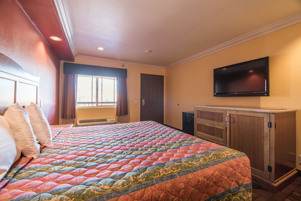 Industry Inn Amp Suites 14/60