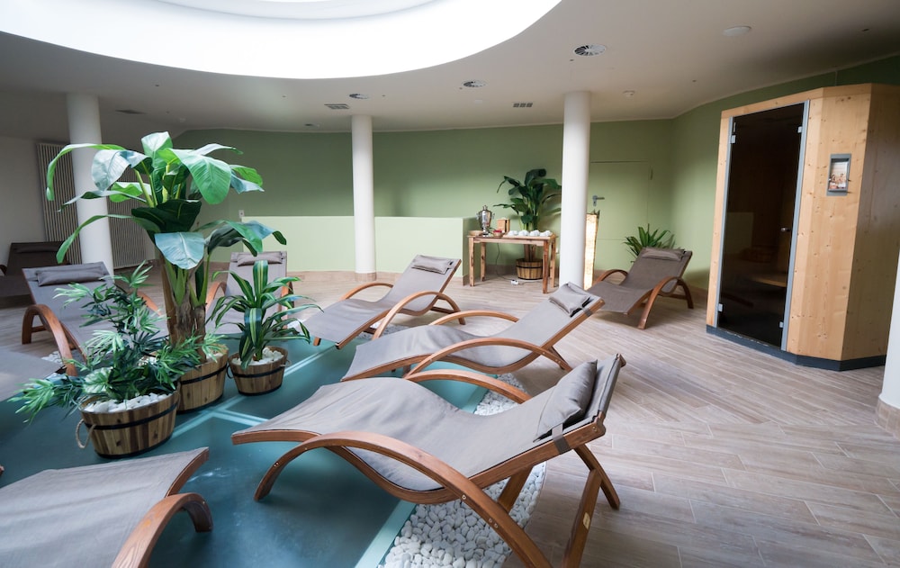 Family Hotel Schloss Rosenegg 48/64