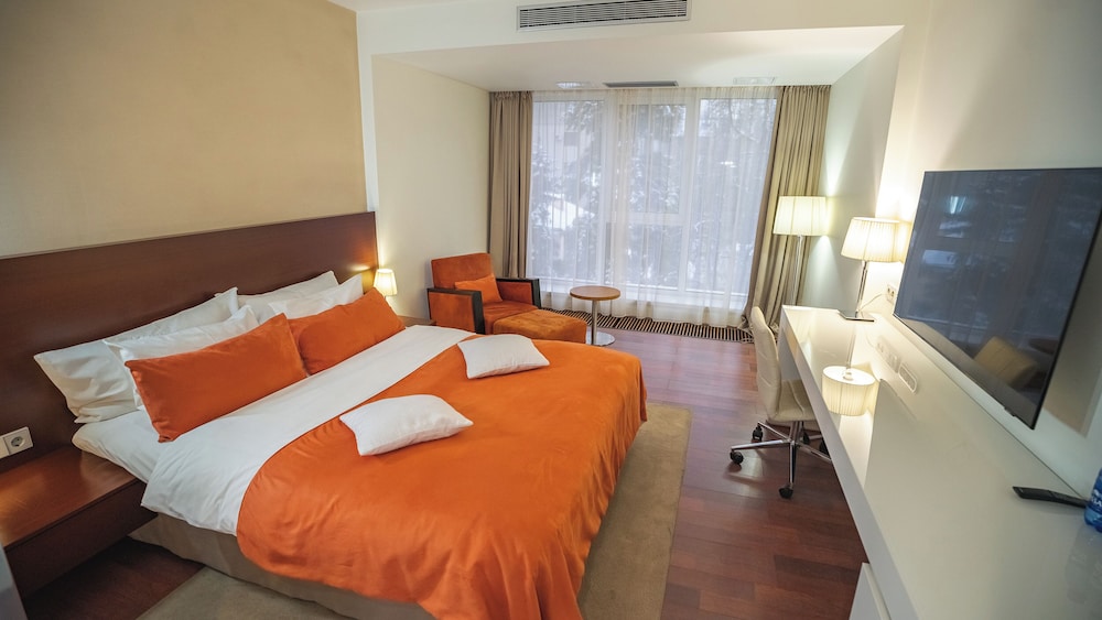 STANDARD, QUEEN BED
