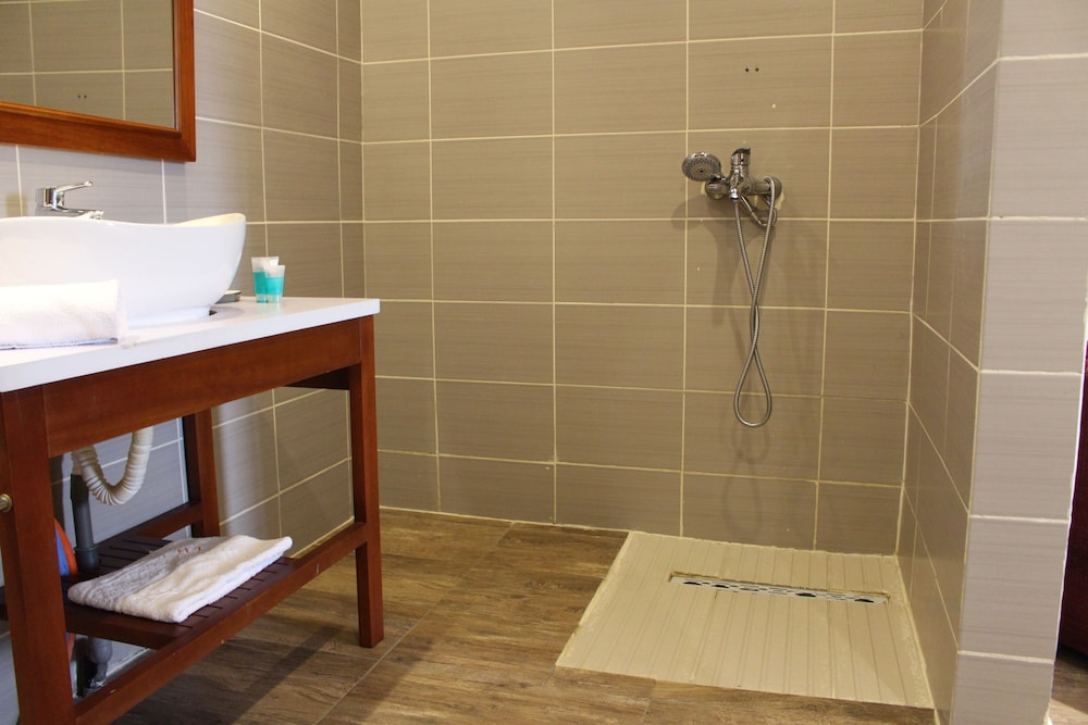 Lewat Hotel 27/30
