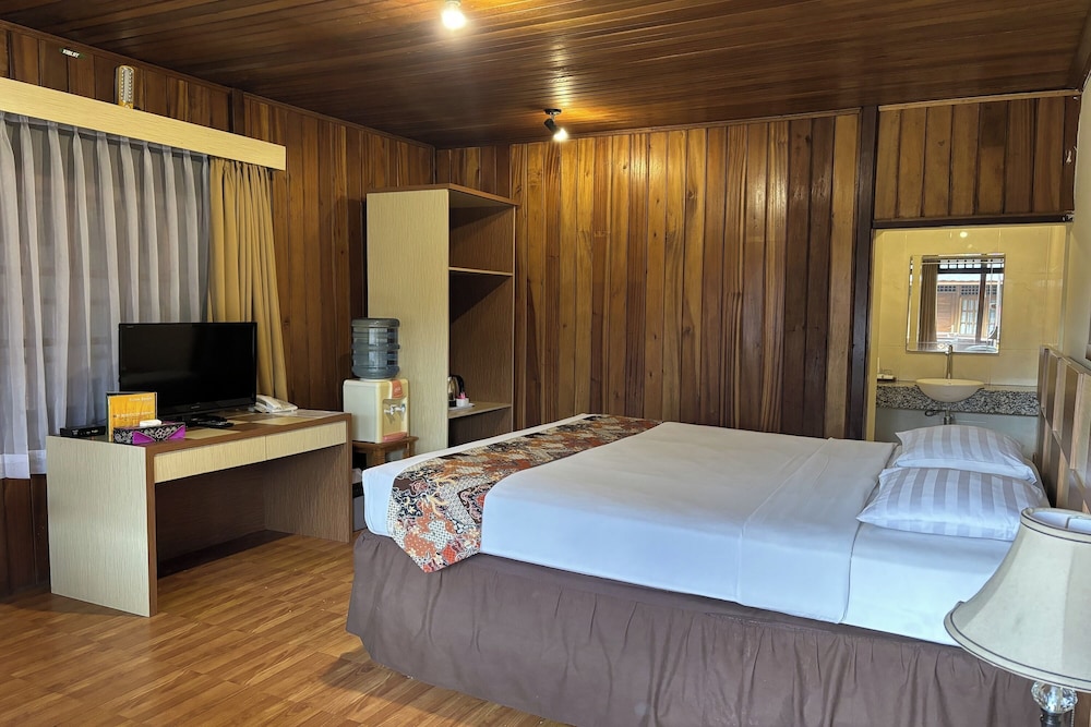 Classic, King Bed, Pool Access