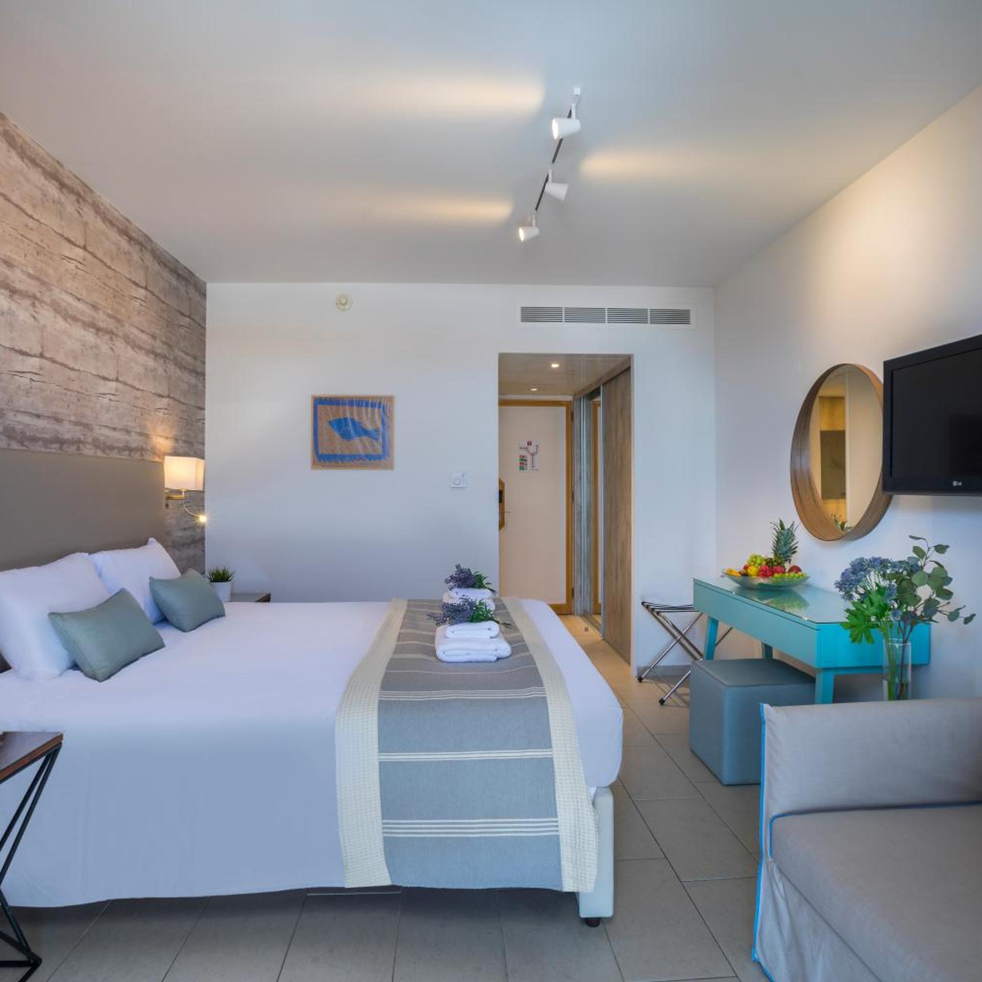 Room, Double or Twin Bed, Lateral Side Sea View, Sofa