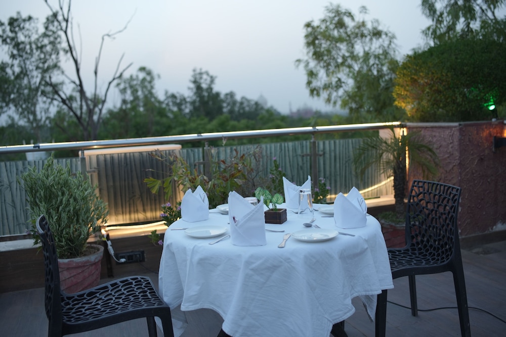 Hotel Atulyaa Taj 32/48