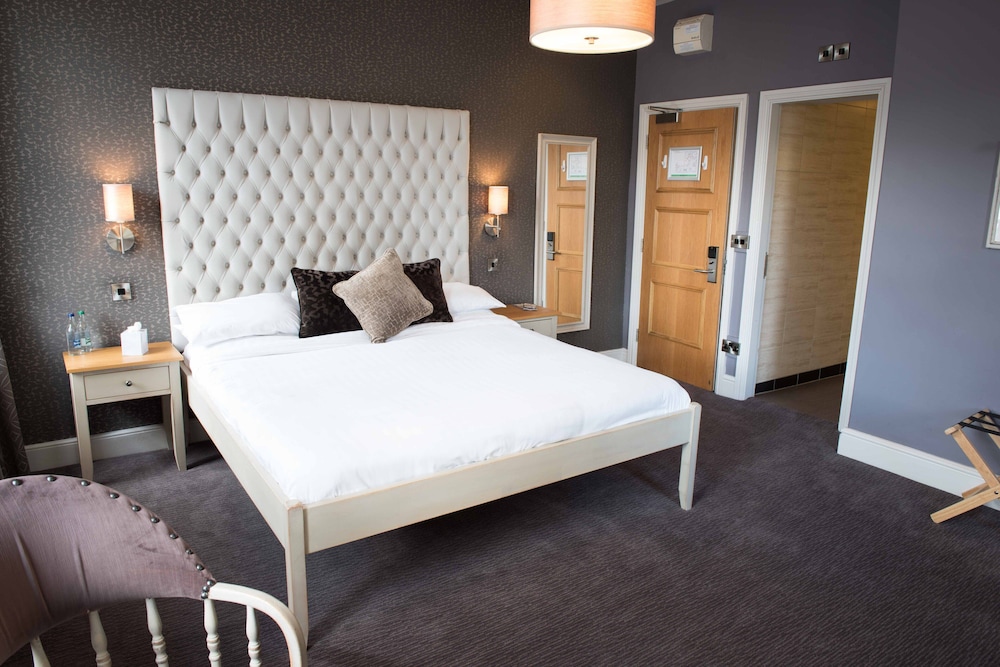 The County Hotel 8/50