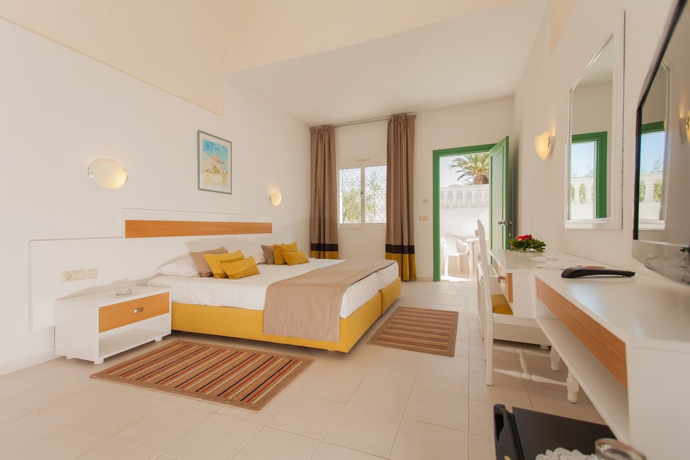 ROOM, TRIPLE
