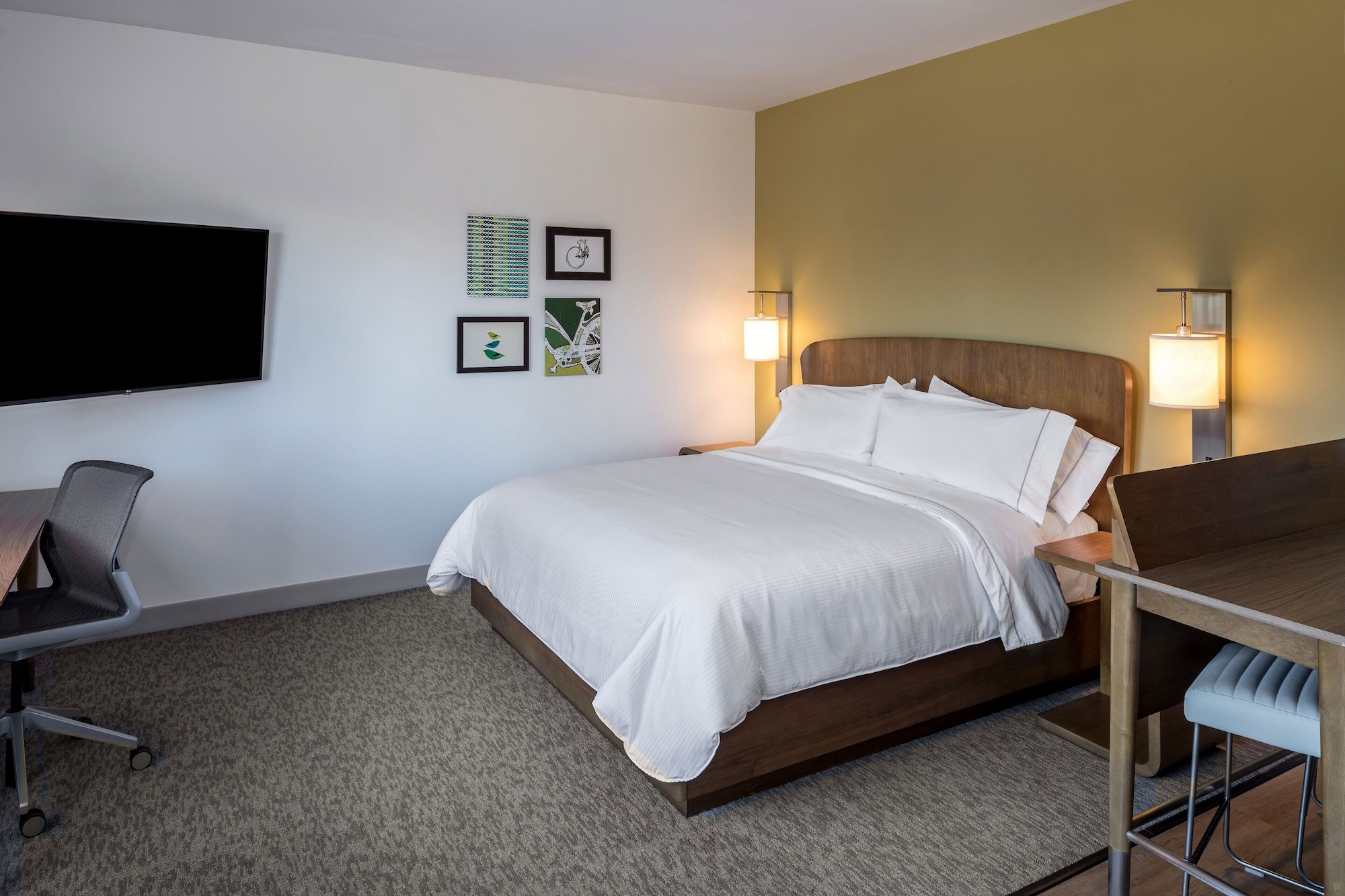 STUDIO, KING BED, SOFA