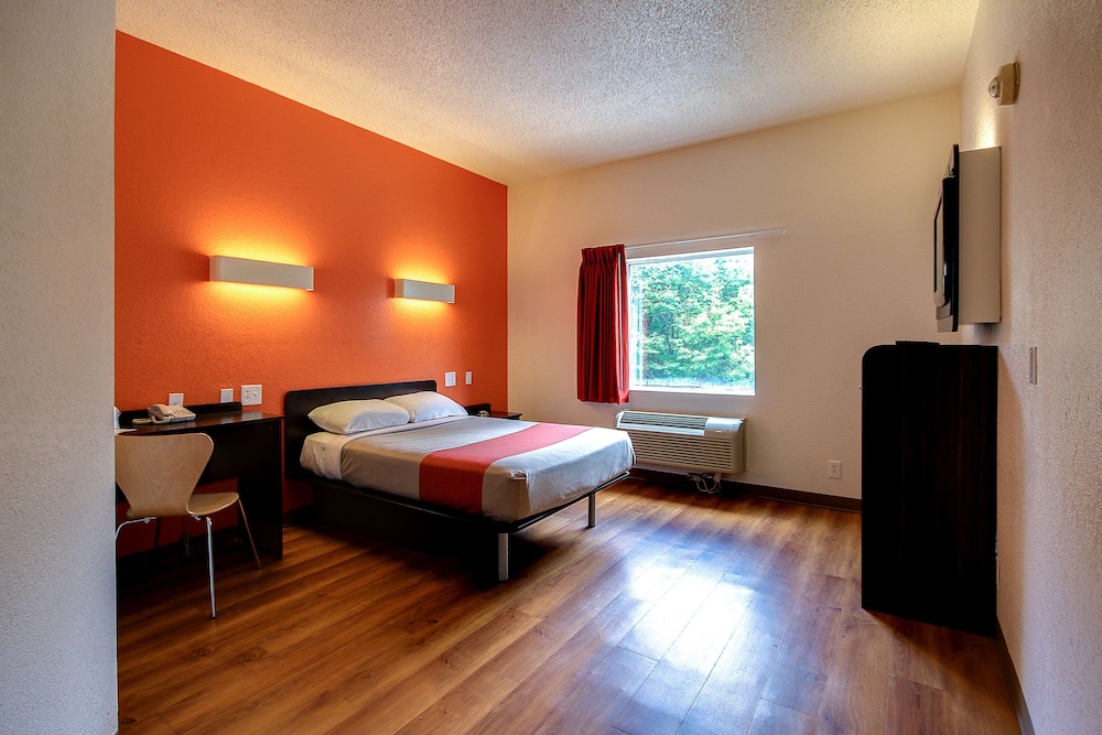 Deluxe, Queen Bed, Accessible