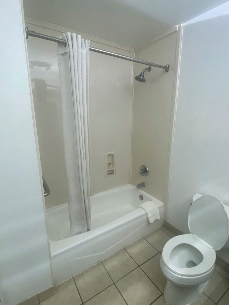 Executive Inn 32/33