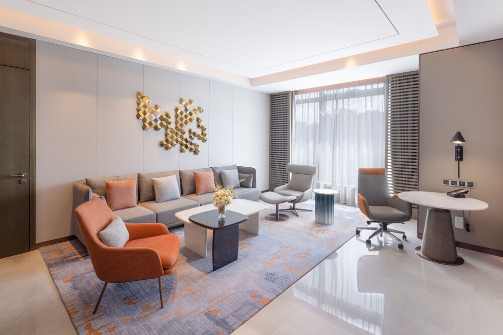 Crowne Plaza Qingdao Jinshui 43/84