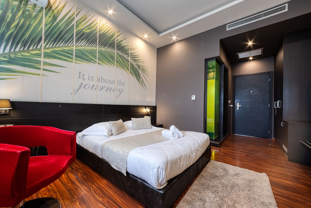 Gallery Art Hotel 26/68