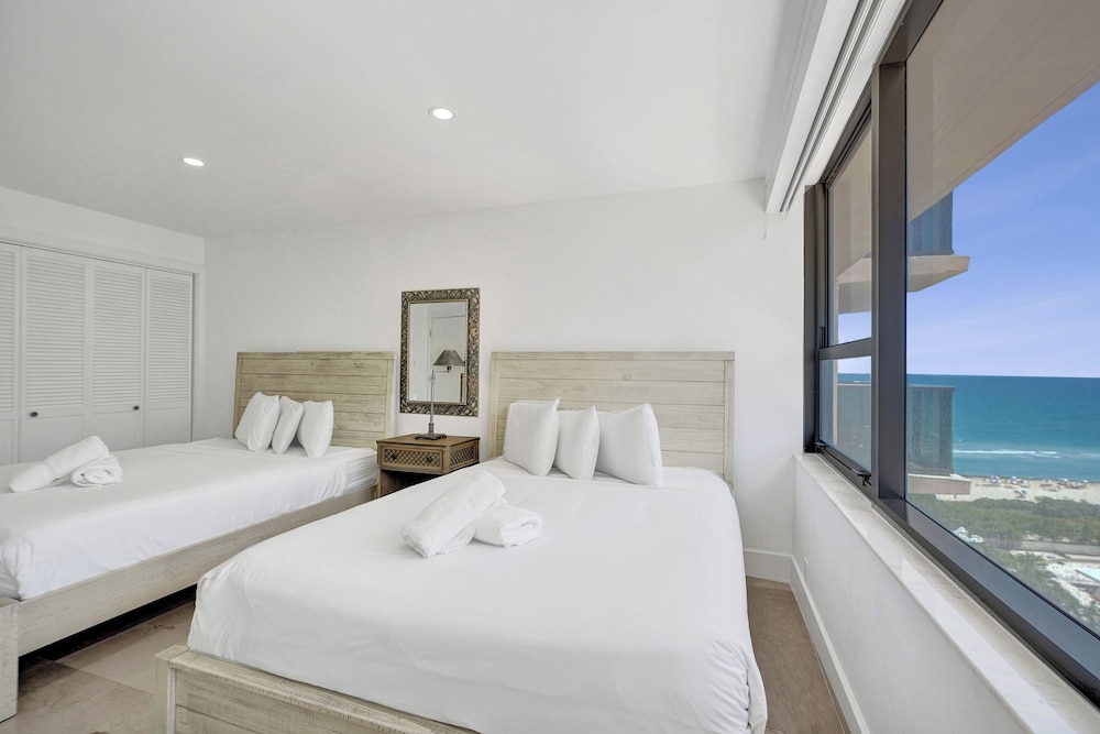 2 Bedrooms, Modern, 1 King and 2 Queen Beds, 2 Bathrooms