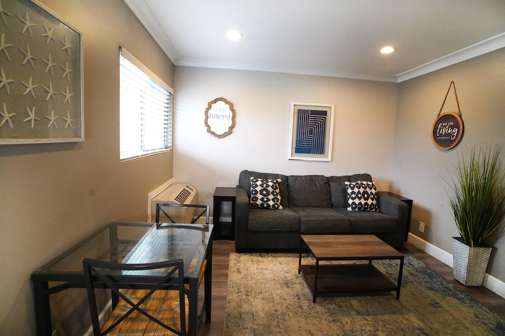 Anaheim Executive Inn Suites 41/66