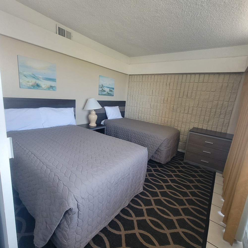 2 Bedrooms, Family Suite, 1 Queen and 1 Single Bed, Sofa, South Wing