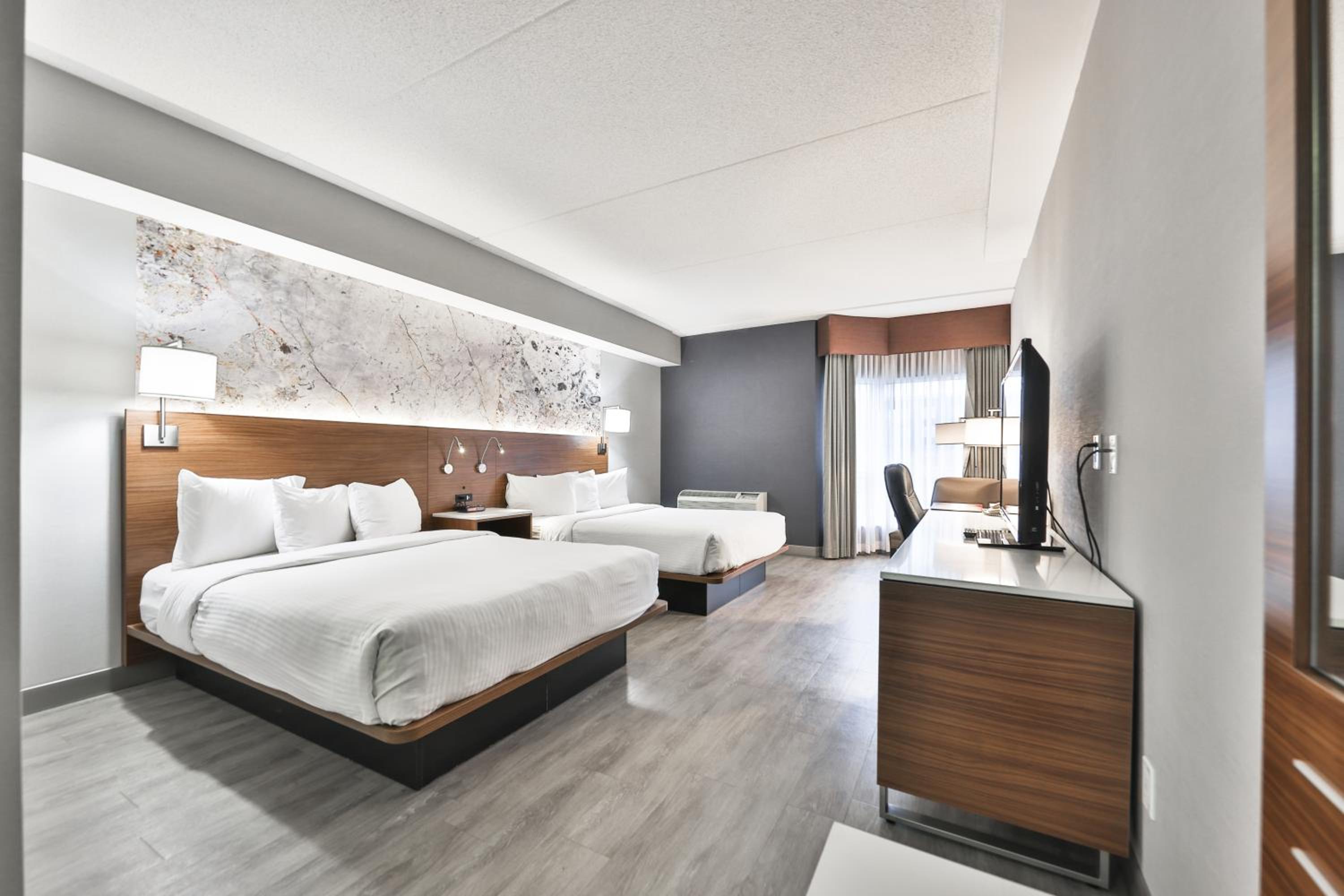 غرفة بسرير كينج وسريرين كوين، Admiral Inn Mississauga 2/9
