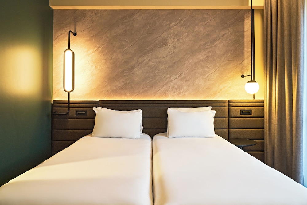 CLASSIC, TWIN BEDS, RIVER VIEW