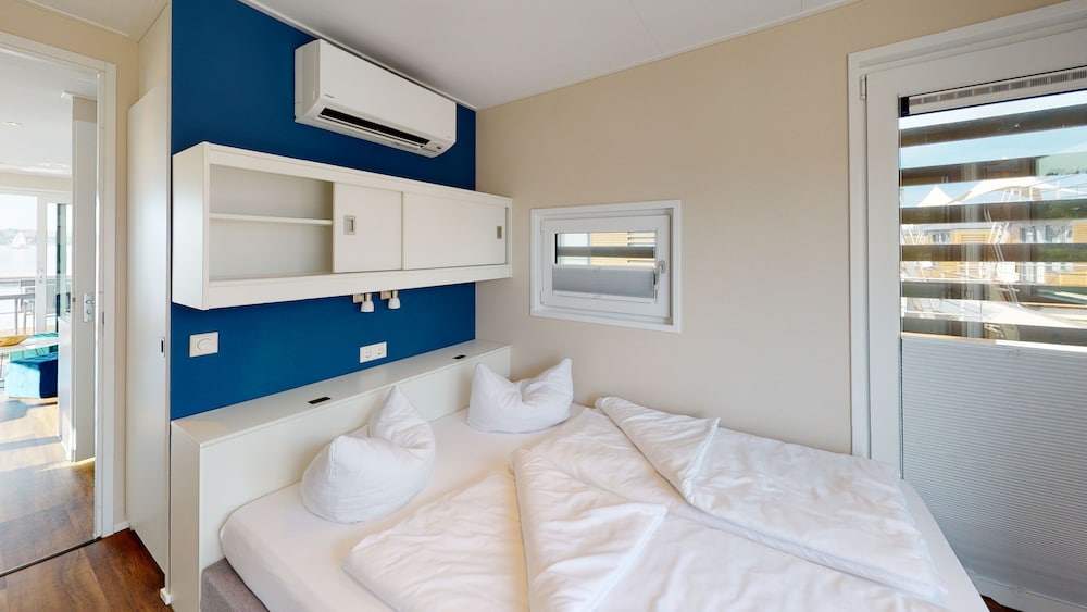 House, 2 Double Beds, Partial Lake View