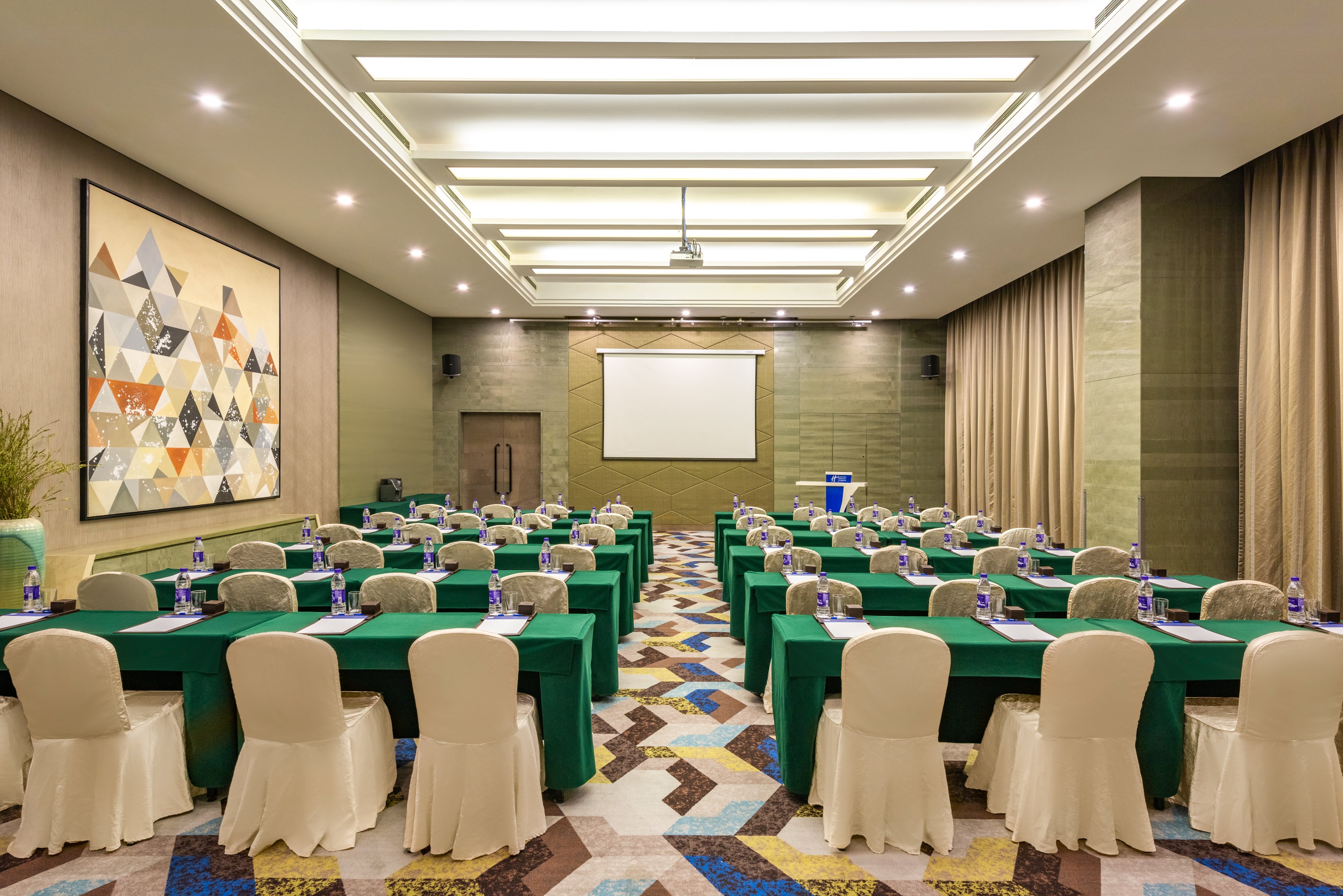 Holiday Inn Express Beijing Yizhaung 28/34