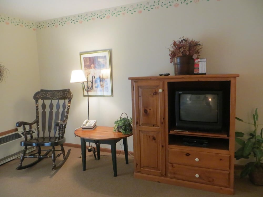 Snyder Apos S Shoreline Inn 47/73