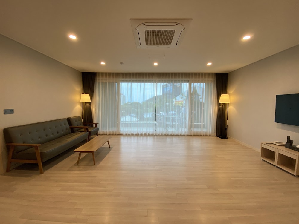 New Donghae Hotel 50/70