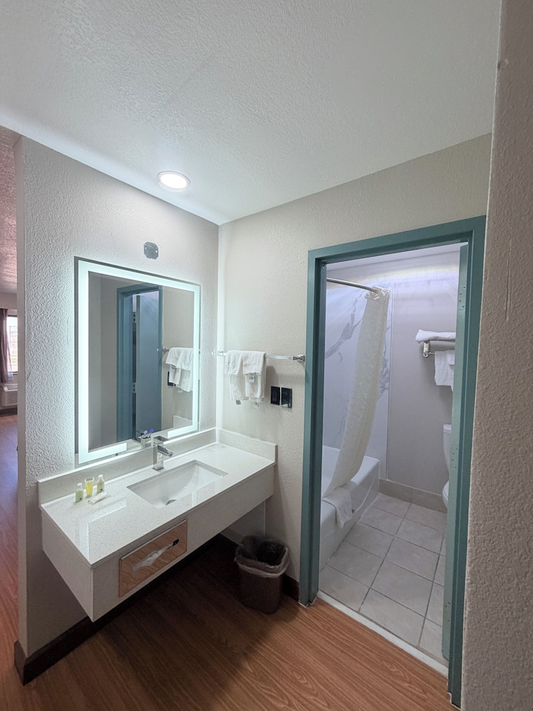 Superior, King Bed, Wyndham Garden Salina Conference Center 9/9