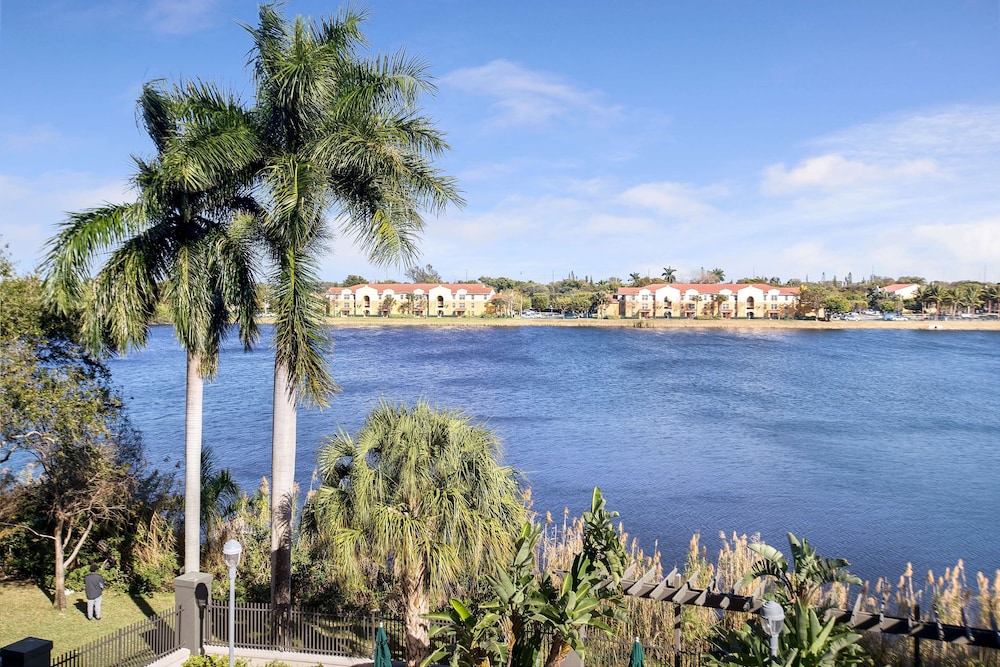 La Quinta Inn & Suites by Wyndham Ft. Lauderdale Airport 21/42