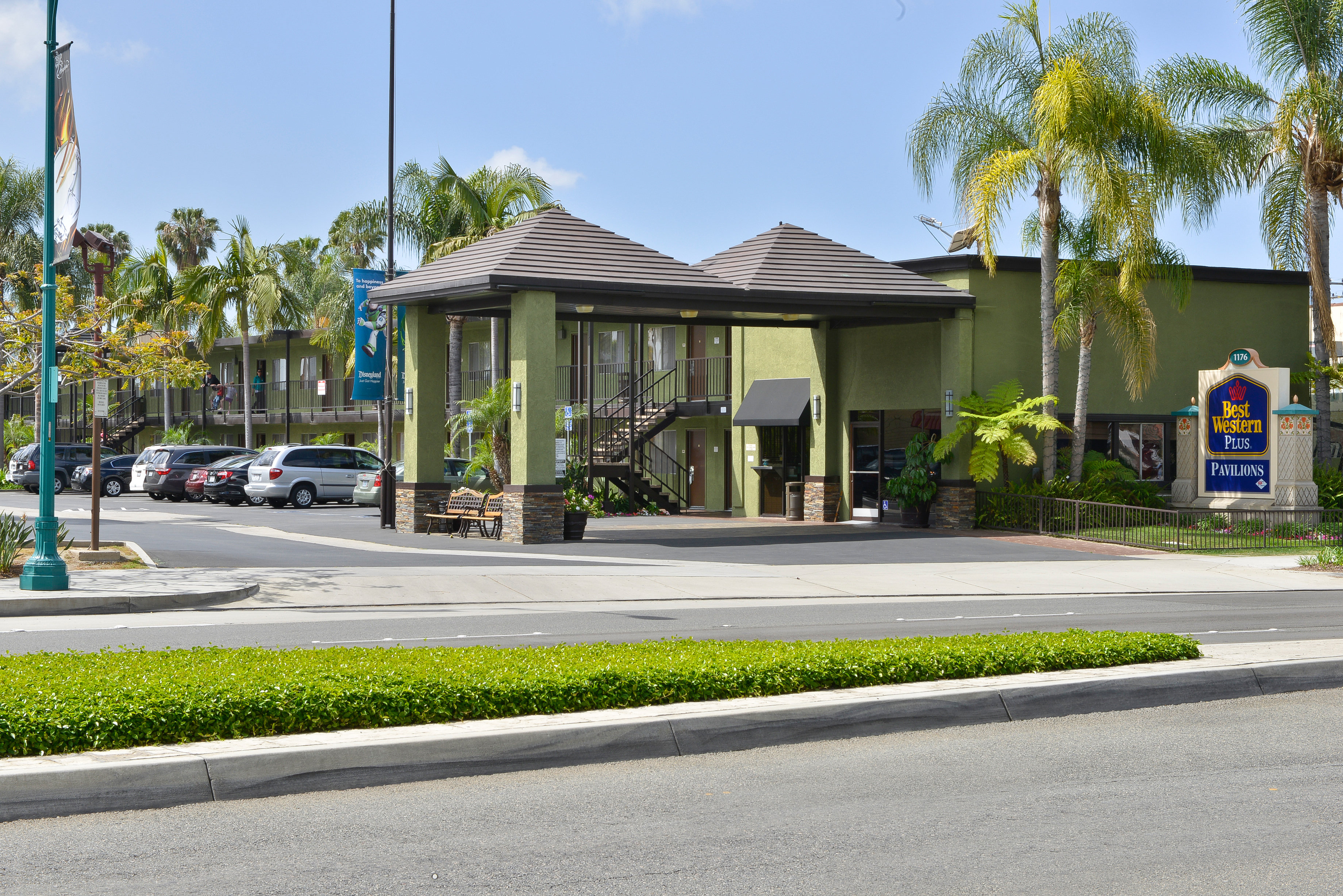 Best Western Plus Pavilions 1/2