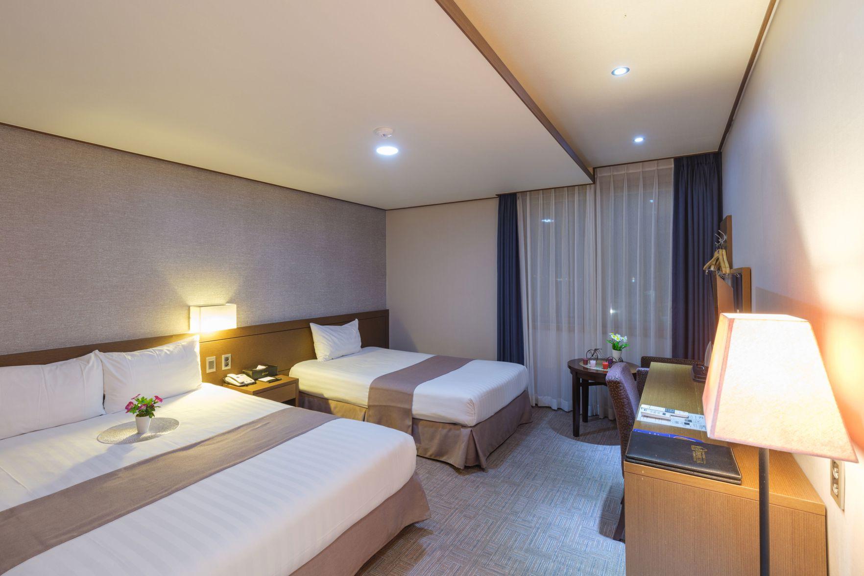 Deluxe, Twin Beds, 1 Double and 1 Single Bed, Partial Ocean or City View