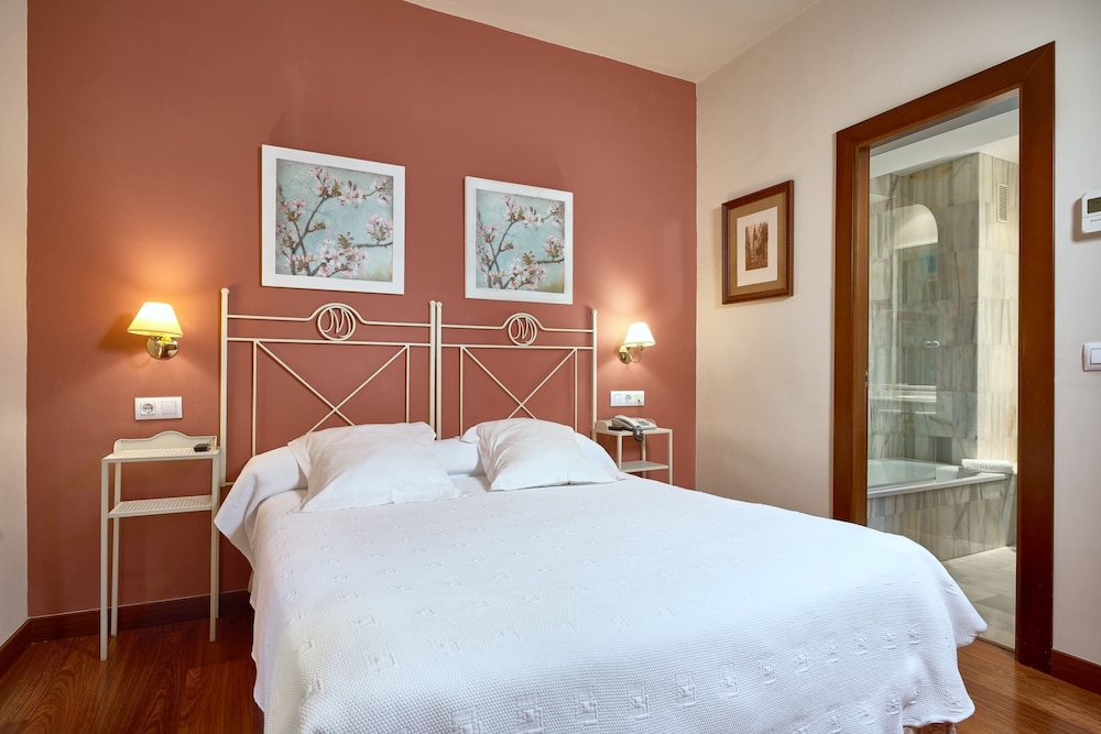 ROOM, DOUBLE BED