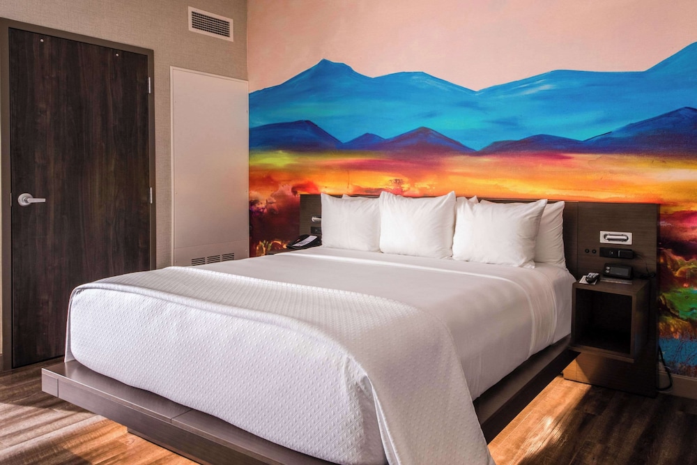 UPGRADE, SUITE, KING BED, SOFA, ACCESSIBLE