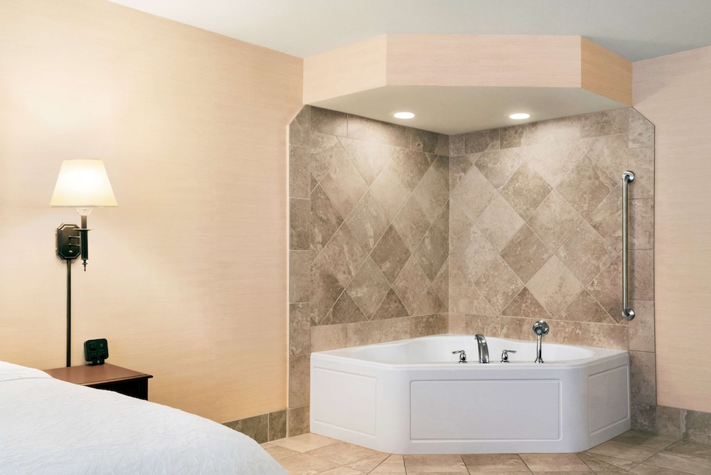 Hampton Inn Suites Grafton 15/46
