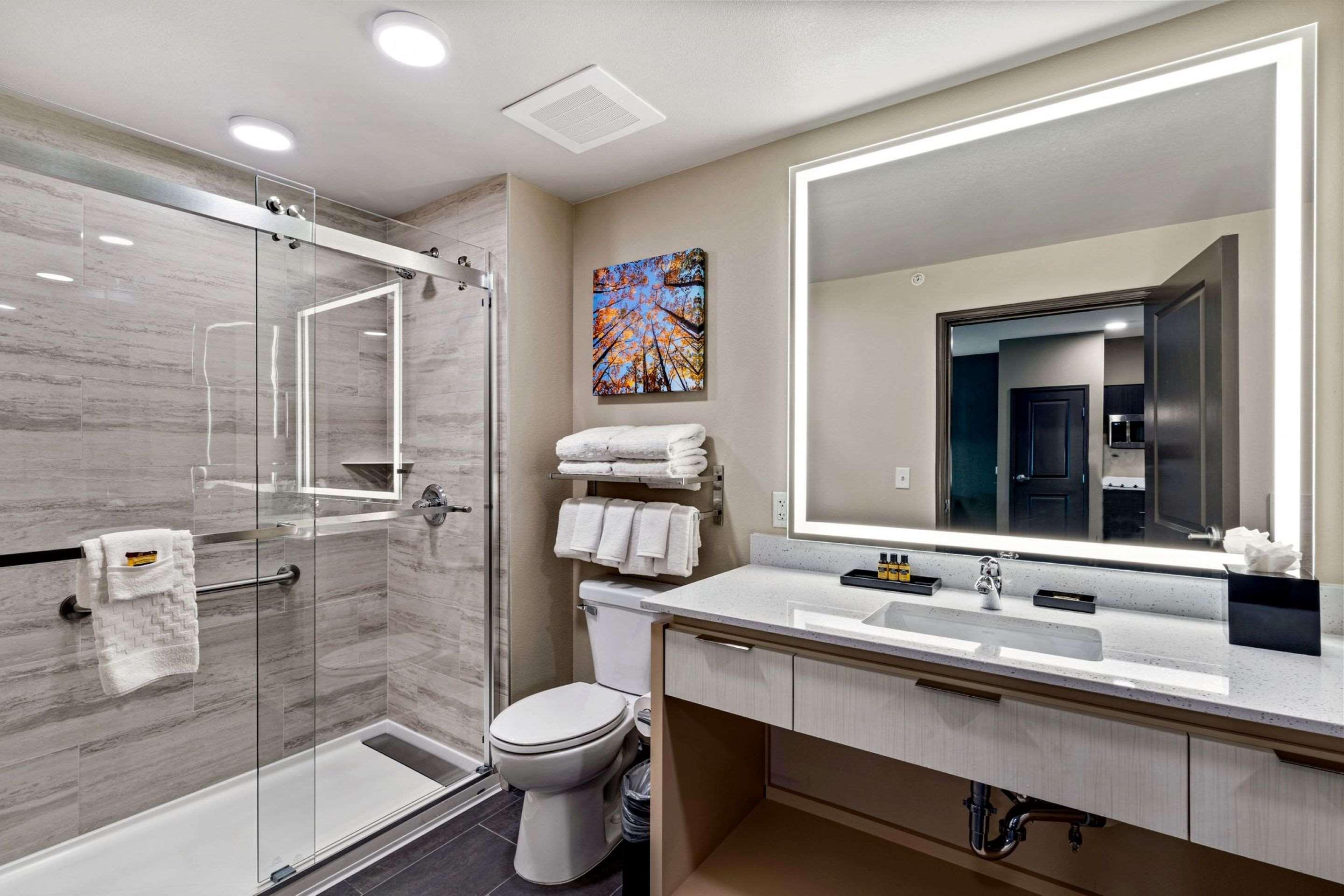 جناح بسرير كينج مع أريكة بمنطقة جلوس بحوض جاكوزي بمطبخ، Best Western Plus Executive Residency Fillmore Inn 3/4