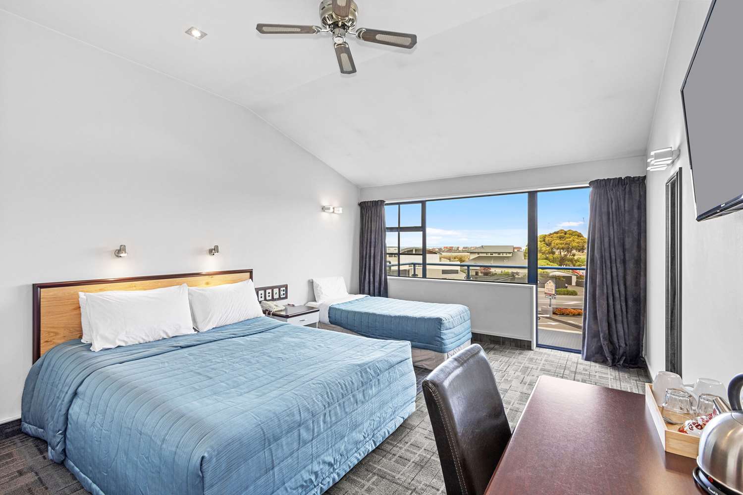 Upgrade, 1 King and 1 Single Beds