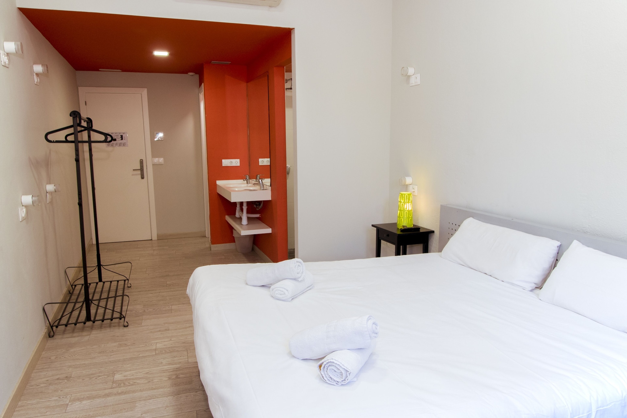 ROOM, DOUBLE BED