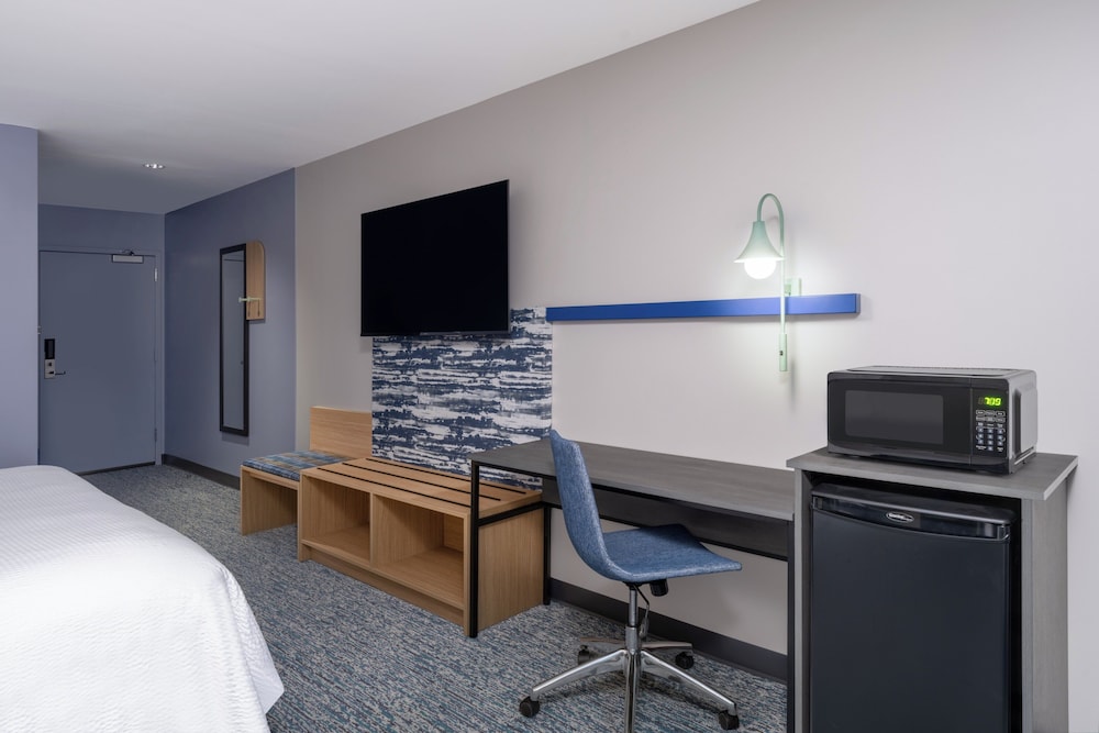 Cobblestone Hotel and Suites - Pecos 38/42