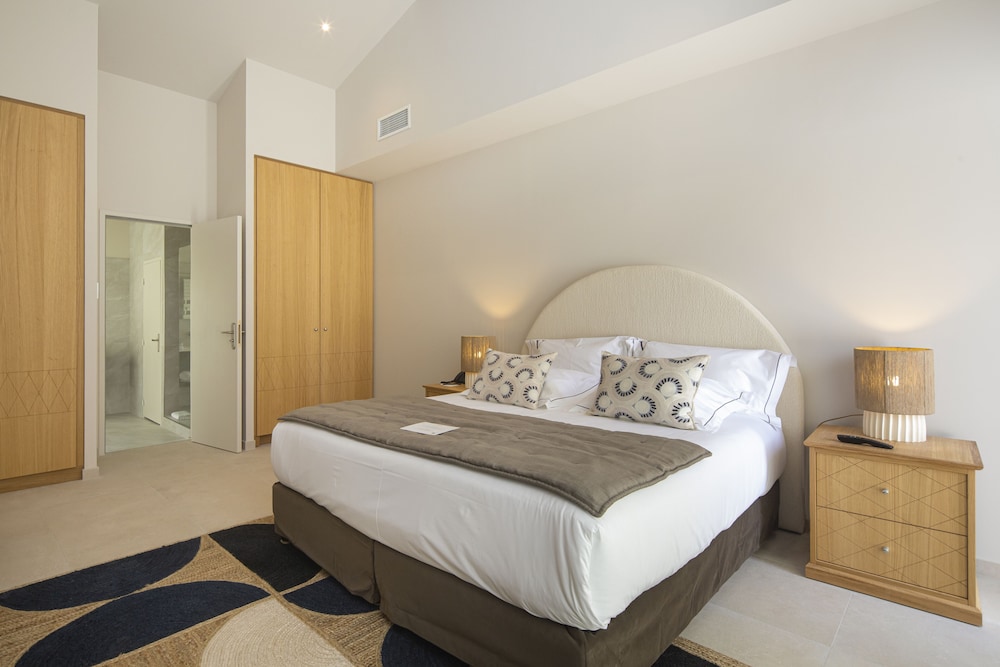 4 Rooms, Garden, Villa, 4 King Beds, Pool Access