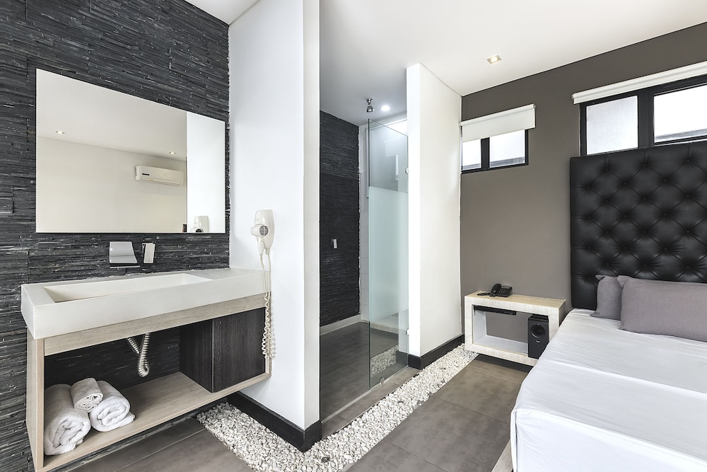 HOTEL 47 MEDELLIN STREET 11/59