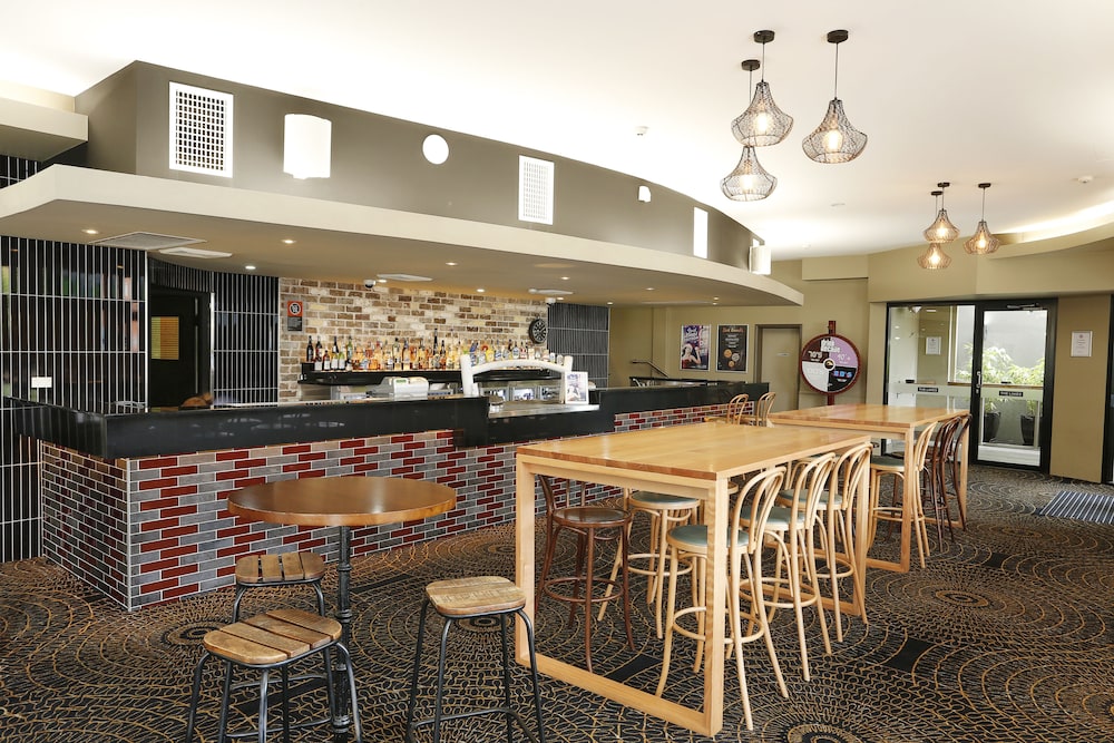 The Lakes Hotel 51/59