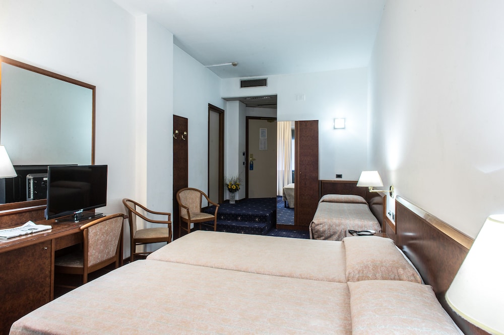 Hotel Mirage 8/66