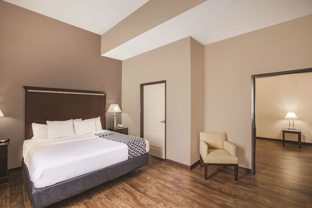 La Quinta Inn & Suites by Wyndham Allen at The Village 9/32