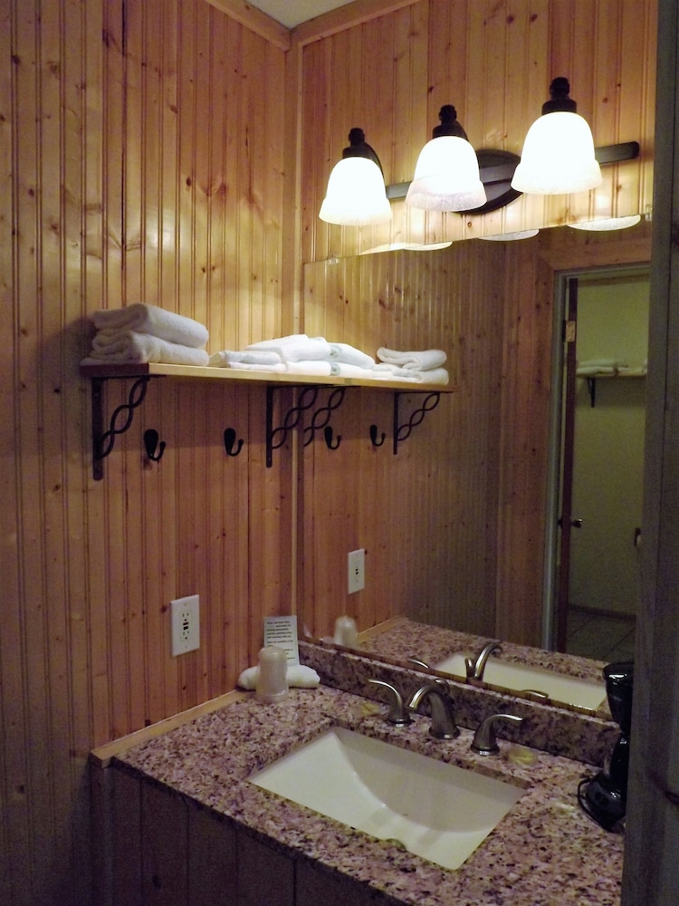 Z Bar Cabins and Motel 38/43