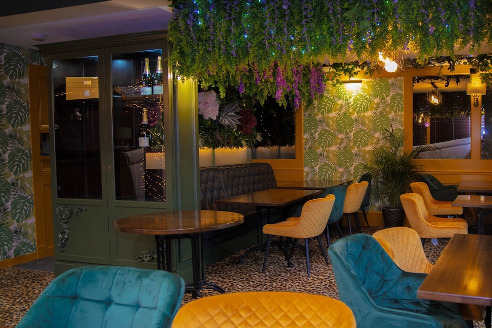 OYO The Townhouse 52/70