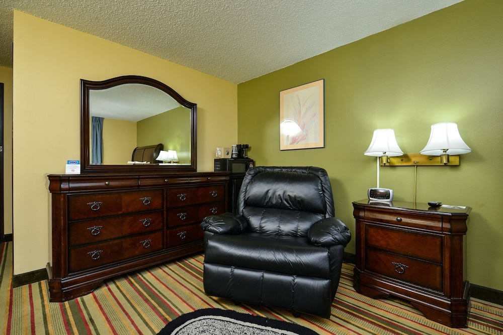 Super 8 by Wyndham Minot Airport 14/21
