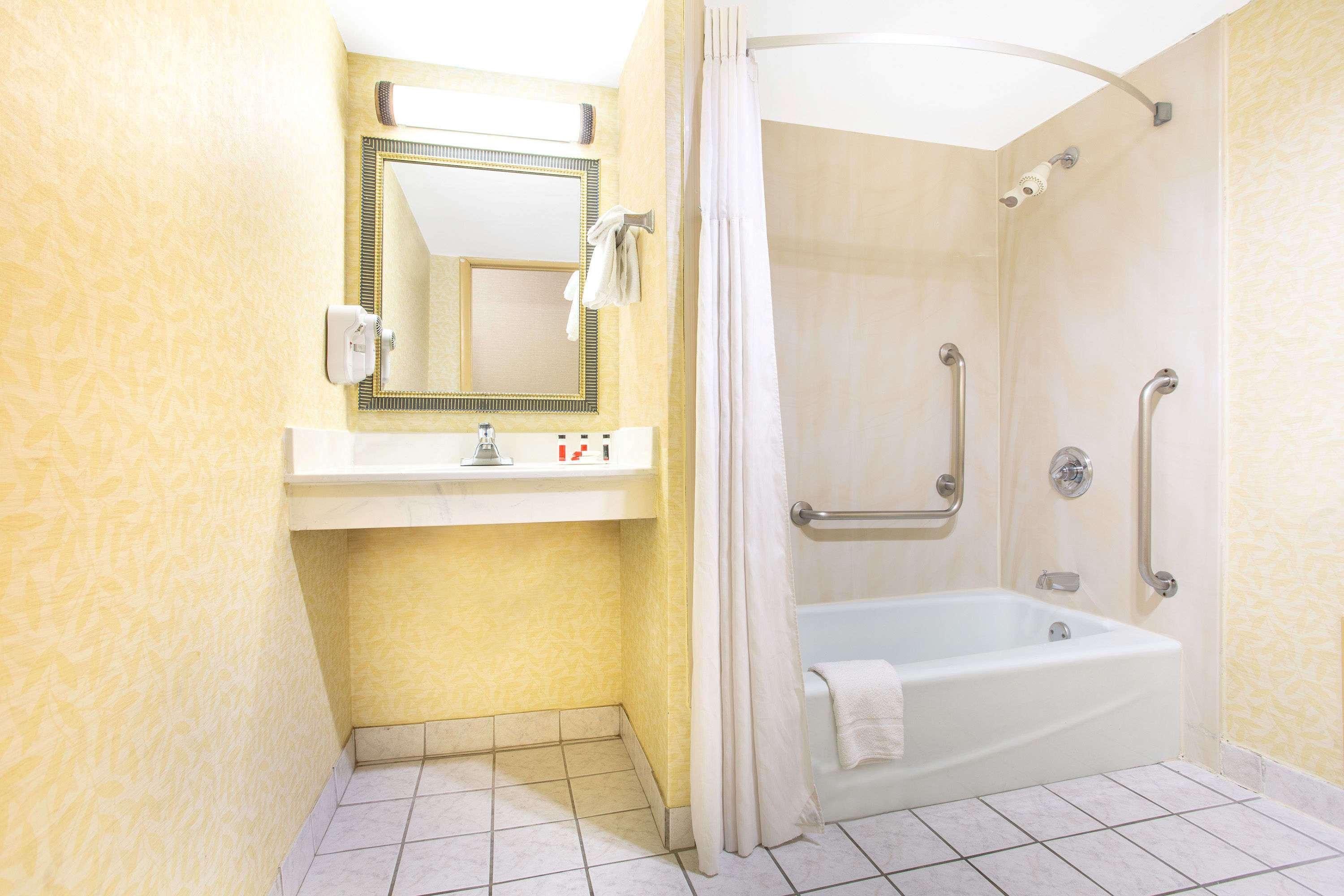 Days Inn By Wyndham College Park 12/13