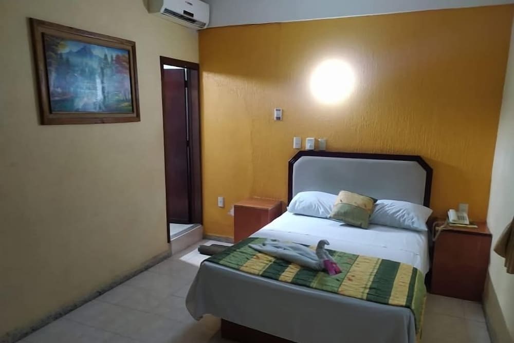 OYO Hotel Merida 25/48