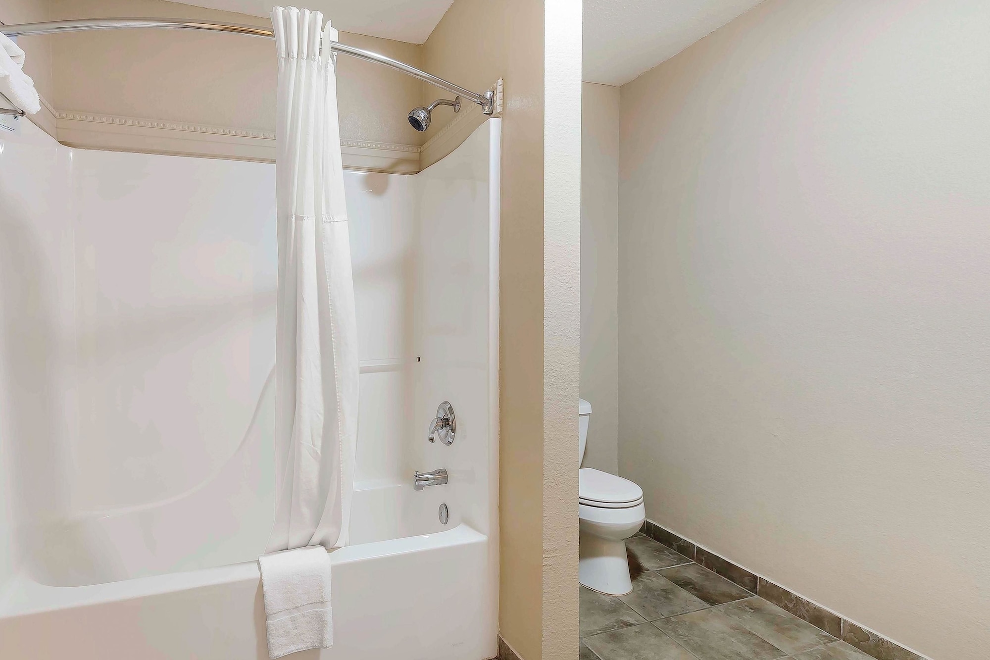 غرفة بسرير كينج بجاكوزي، Quality Inn & Suites Sevierville - Pigeon Forge 5/6