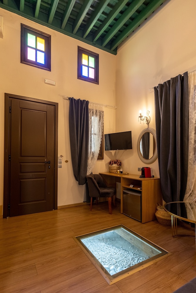 April Luxury Suites 35/50