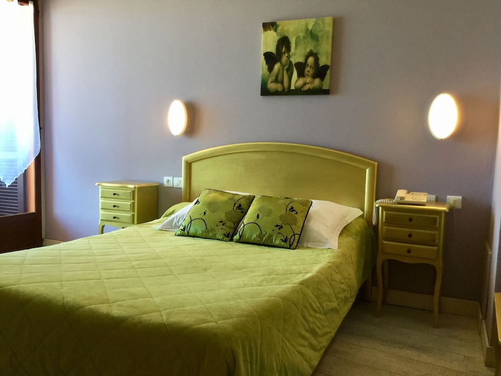 ROOM, DOUBLE OR TWIN BED