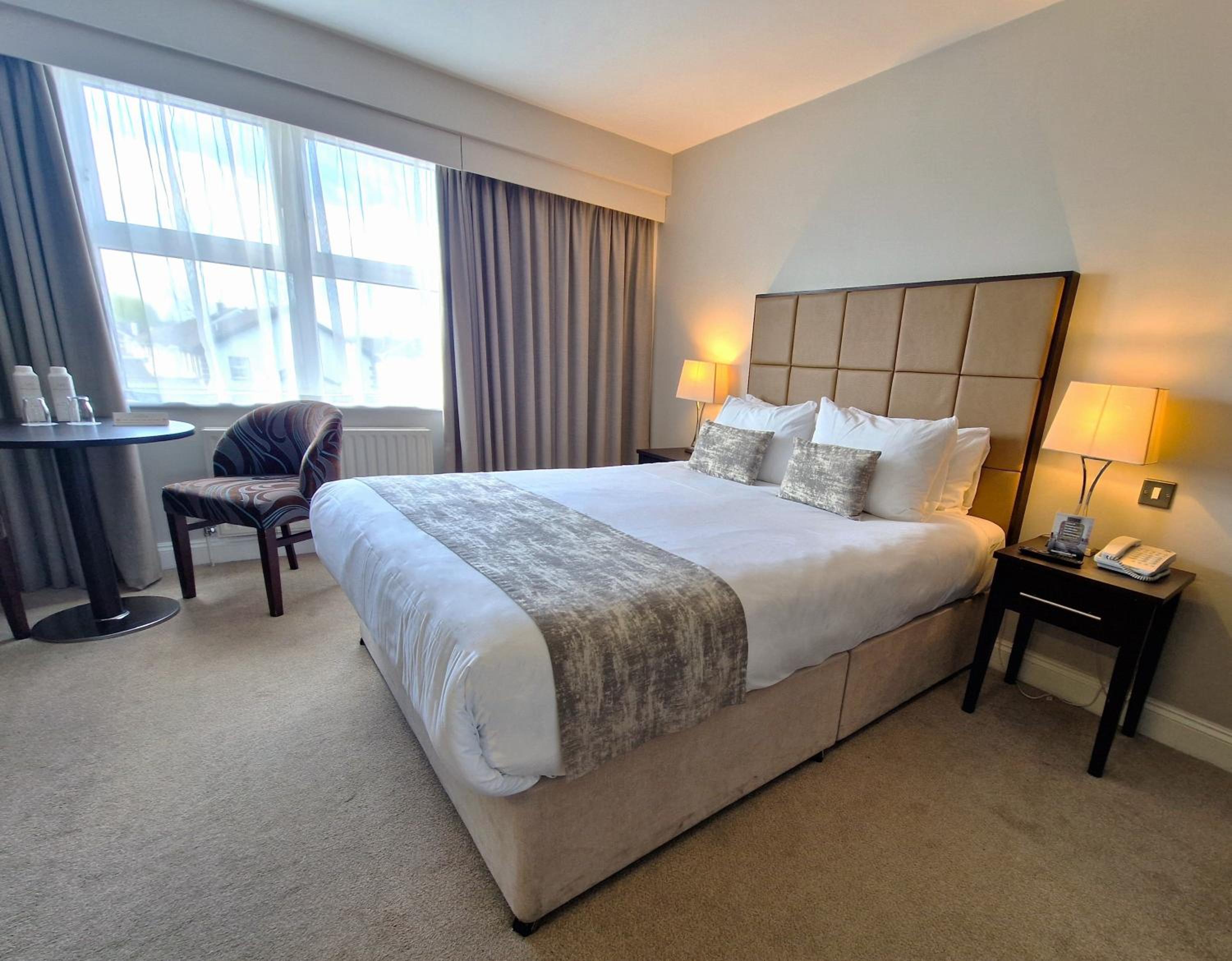 ROOM, SINGLE