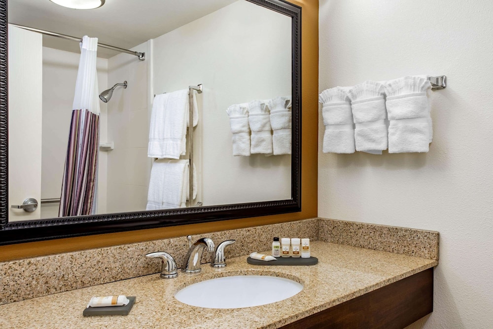 La Quinta Inn & Suites by Wyndham Danbury 21/58