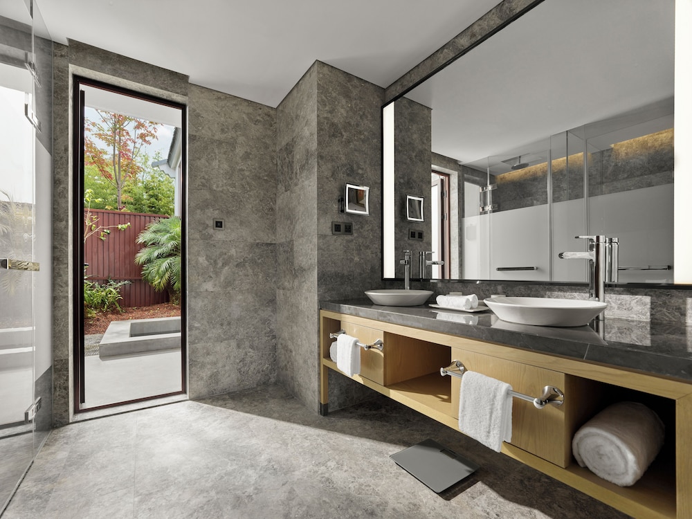 Banyan Tree Tengchong 80/81